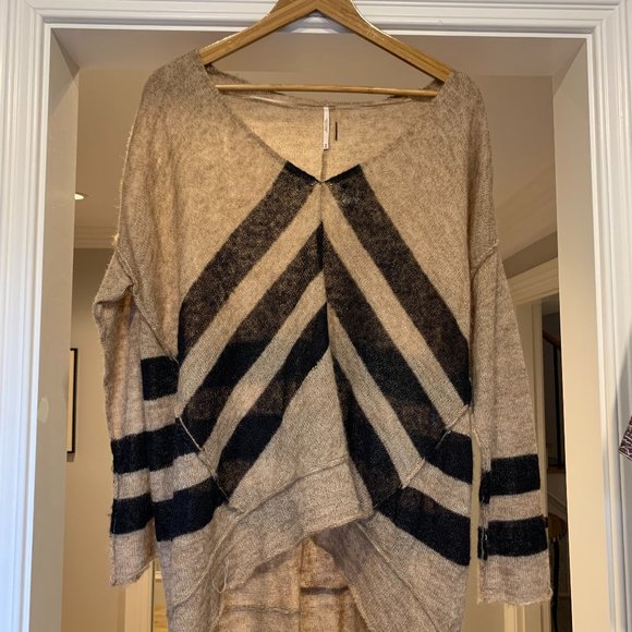 FREE PEOPLE Sweater, roomy in body, slim arms, worn less than a handful of times - Picture 1 of 9
